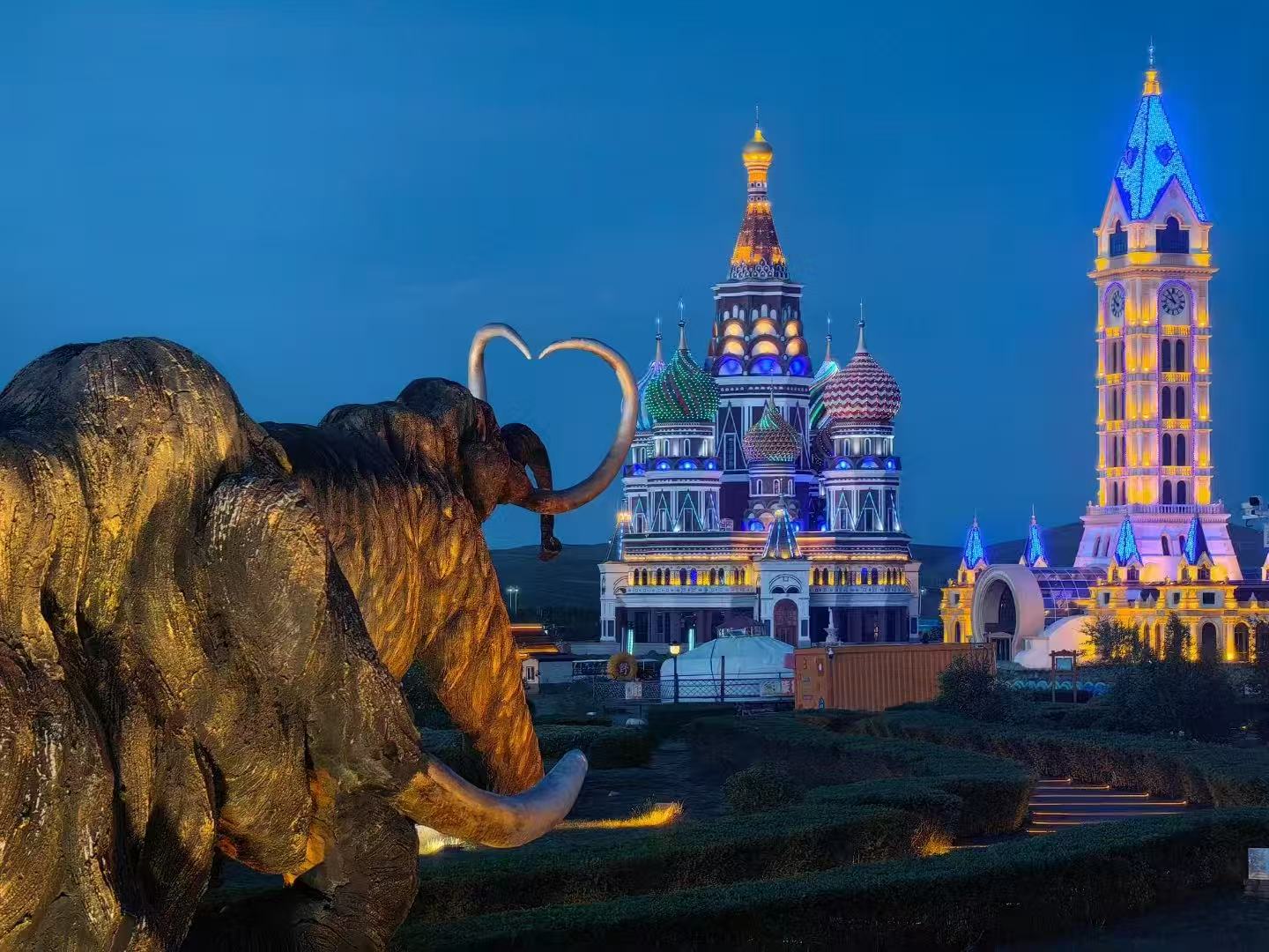 猛犸公园猛犸雕塑与俄式建筑夜景