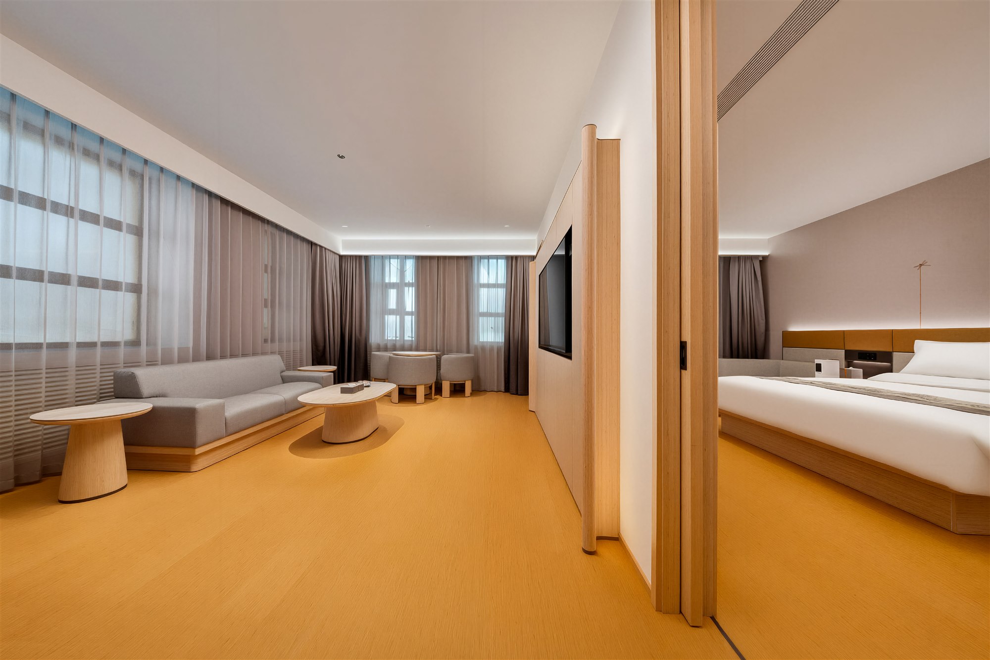 行政套房卧室与客厅全景