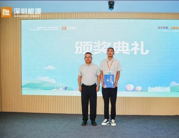 获奖代表接受颁奖