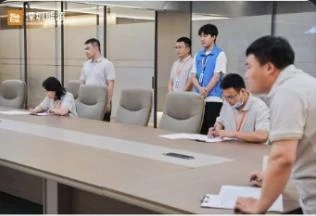 工作人员进行赛前说明
