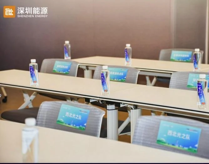 参赛选手在会议室准备抽签