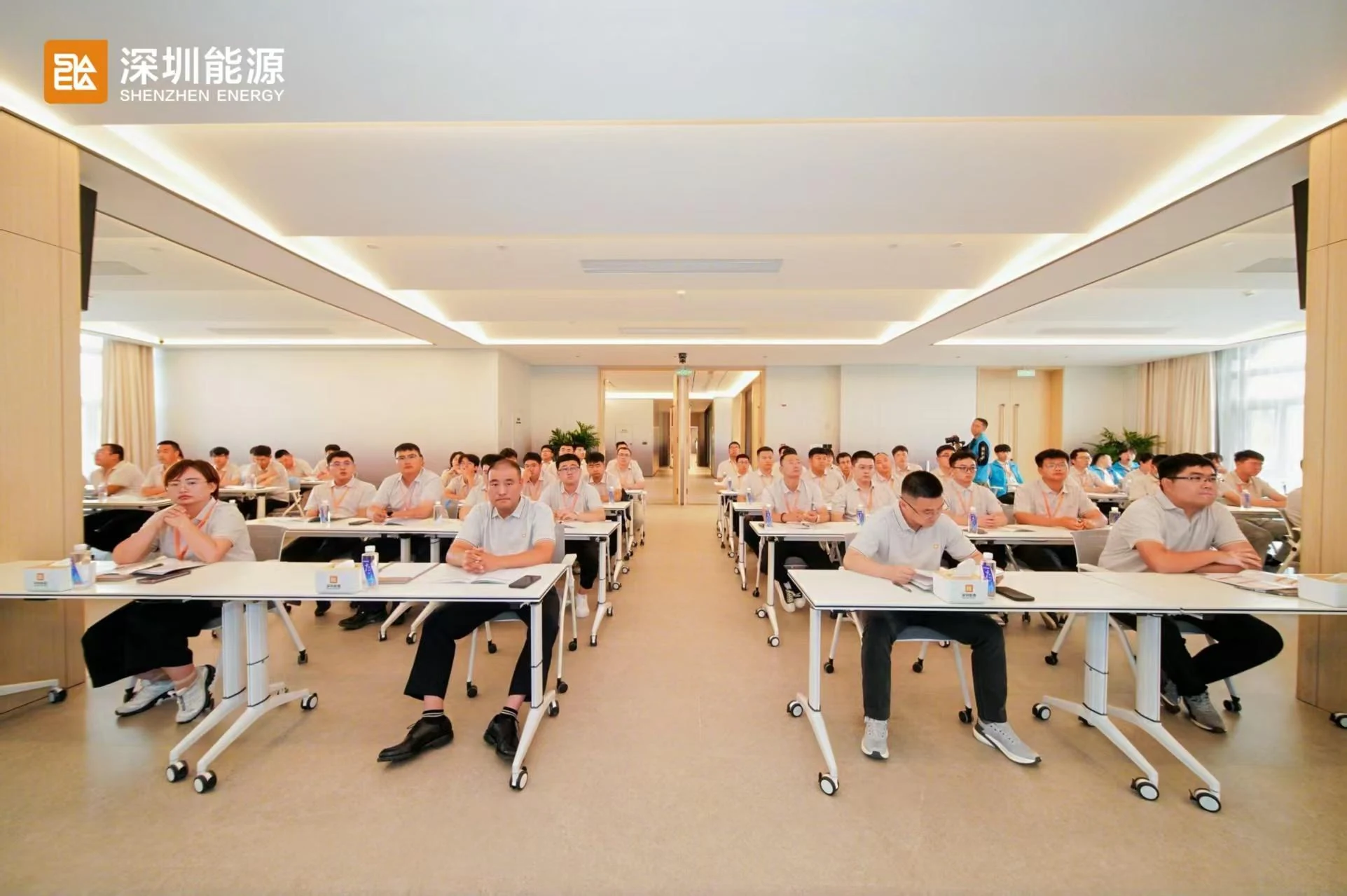 参赛选手进行安全装备实操