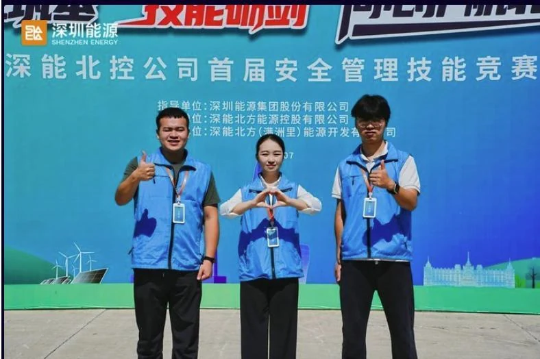 能源项目工作人员检查设备
