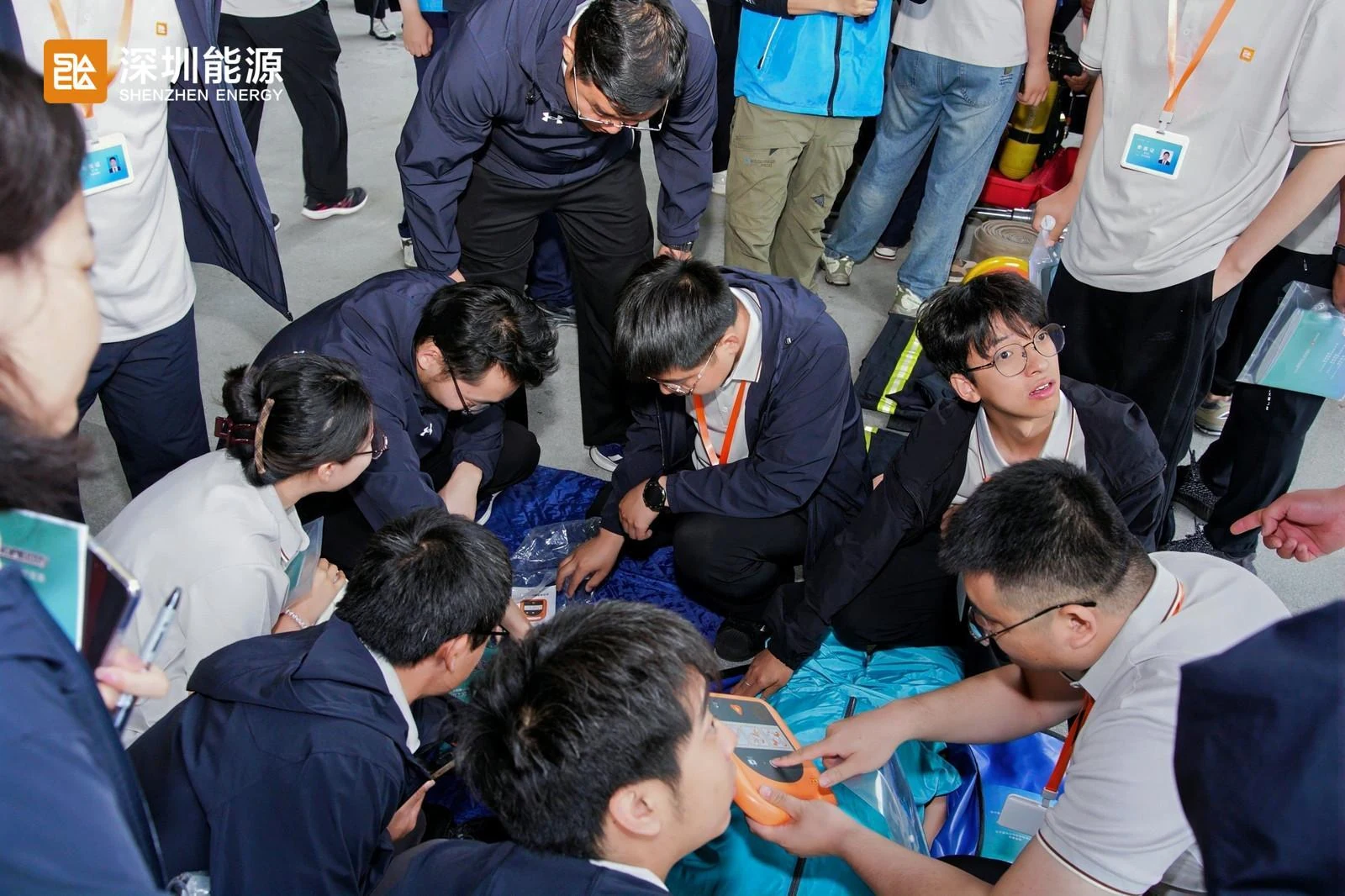 竞赛团队参加理论知识竞答